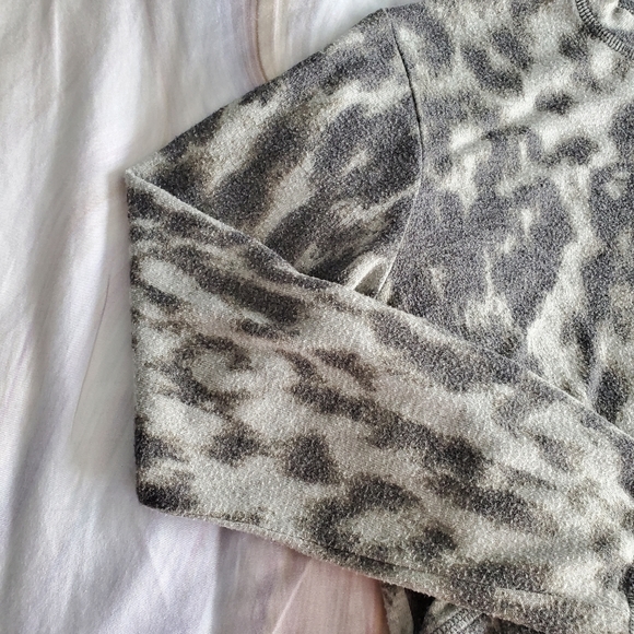 Blank NYC Gray Hi-Low Cropped Leopard Sweatshirt - Picture 4 of 6